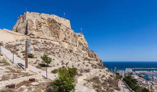 Vista del puerto de Alicante con el catillo de San Fernando al fondo.